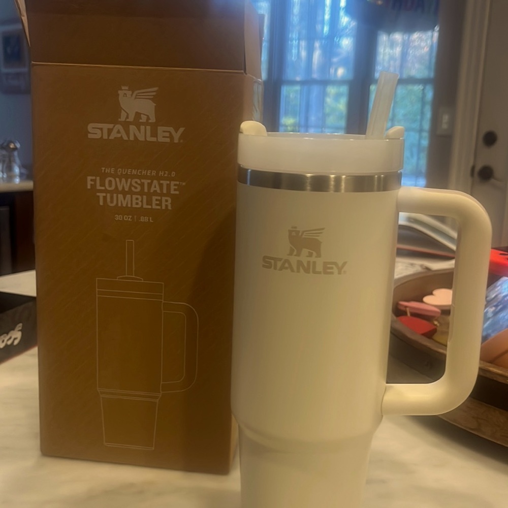 THE QUENCHER H2.0 FLOWSTATE™ TUMBLER | 30 OZ -cream brand new with box